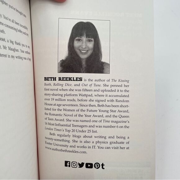 ~The Kissing Booth Paperback Book - Picture 4 of 4